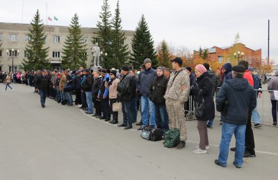 Мы ждем вас с победой! Первые мобилизованные жители Доволенского района сегодня отправились на базу подготовки военнослужащих.
