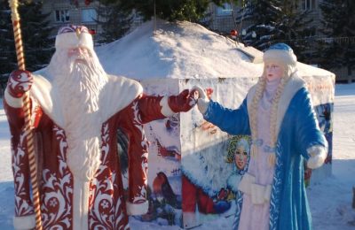 Новогодние персонажи к концу декабря добрались из г. Саратова до Довольного.