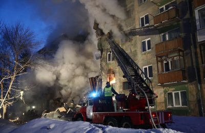В Новосибирске из-за взрыва газа обрушился подъезд пятиэтажного дома по улице Линейной