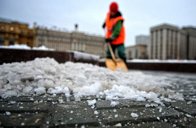 Губернатор Андрей Травников поручил усилить работу по очистке тротуаров от снега и наледи