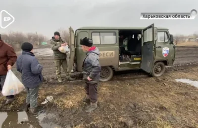 Добровольцы помогают людям выживать