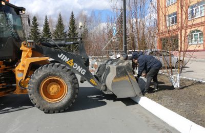 В чистый четверг на центральной площади села наводили порядок