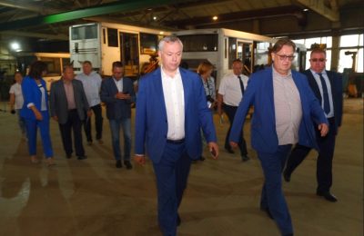 Губернатор Андрей Травников призвал муниципалитеты использовать возможности федеральных и региональных программ для обновления автопарка