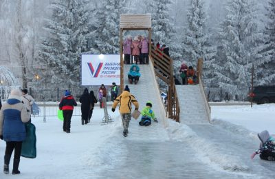 Торжественное открытие новогодней ёлки в центре с. Довольное прошло 25 декабря