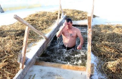 Сегодня в православный праздник Крещения Господня на Доволенском озере можно окунуться в освященную иордань.