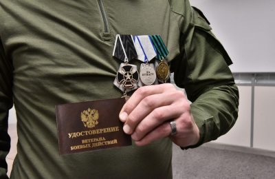 Андрей Травников вручил участникам специальной военной операции удостоверения «Ветеран боевых действий»