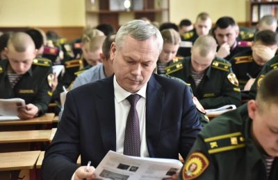 Губернатор Андрей Травников вместе с жителями региона написал «Диктант Победы»