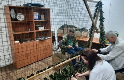 9 мая в Новосибирске организовали мастер-классы по плетению маскировочных сетей