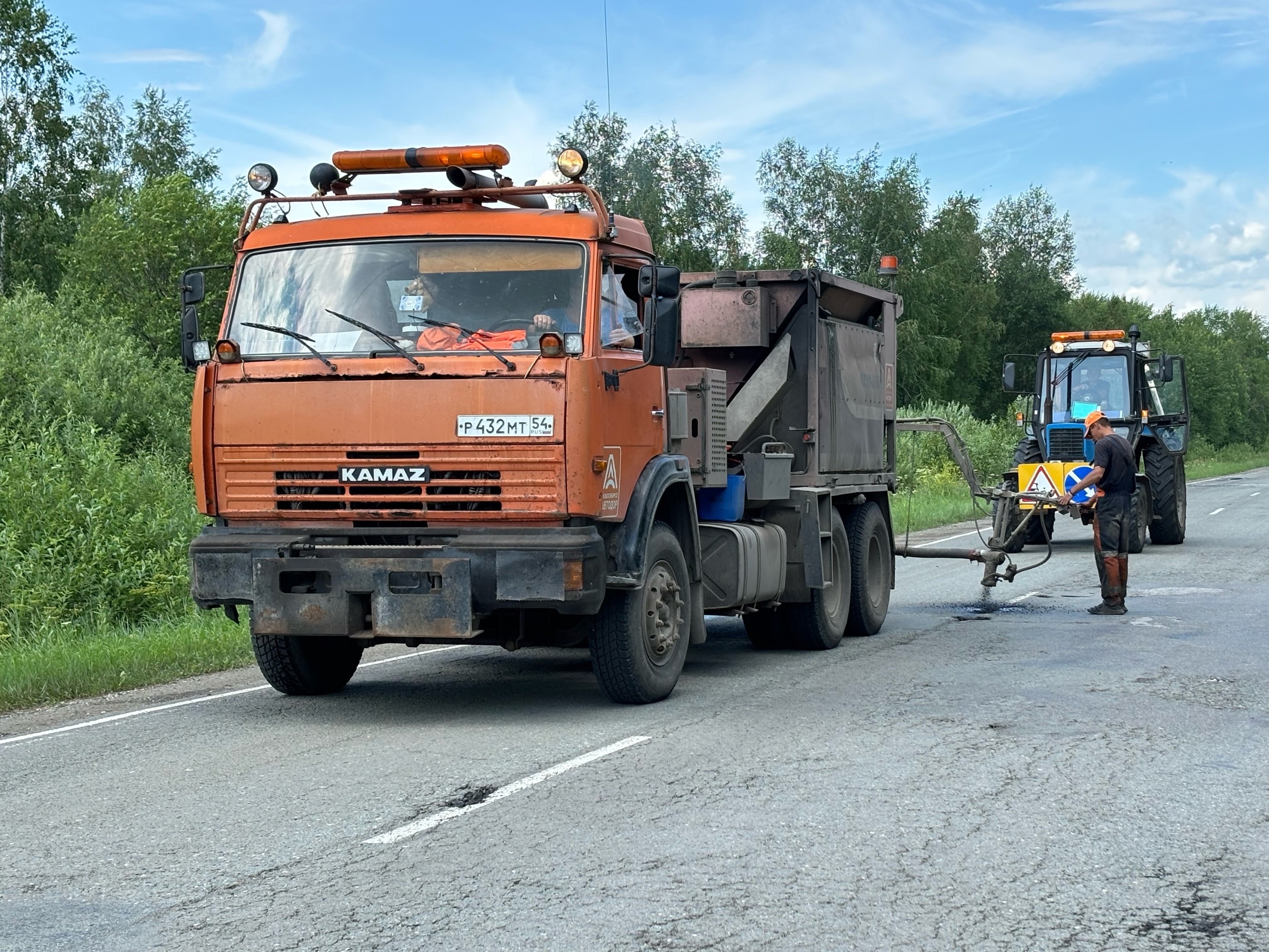 По следам зимы: в районе продолжается ямочный ремонт -