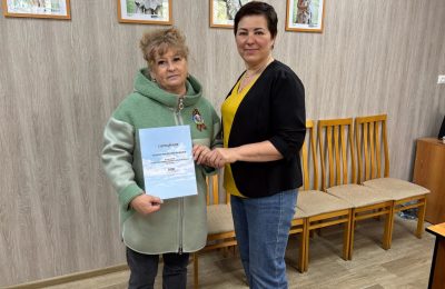 Плакат и красные косынки – покорили