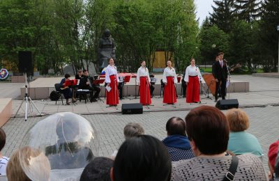 Фотоальбом с прошедшего 8 мая концерта в Парке Победы и акции «Свеча памяти»
