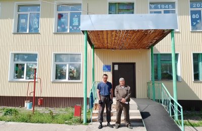 По фасаду встречают