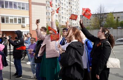 Активисты «Единой России» поздравляют ветеранов Великой Отечественной войны с наступающим Днем Победы