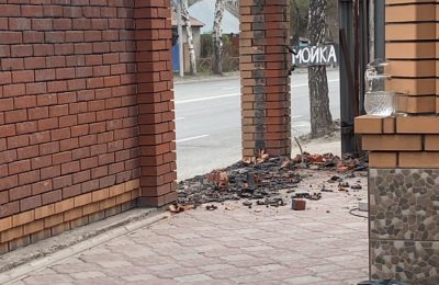 Судебные приставы добились сноса незаконно установленного ограждения
