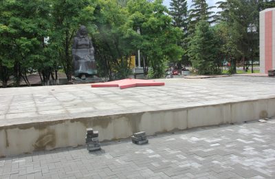 По брусчатке