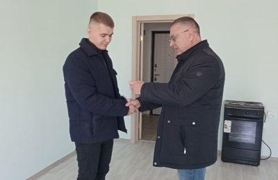 Свой уголок: сироты получили квартиры