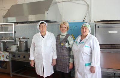 Много лет кормят учащихся