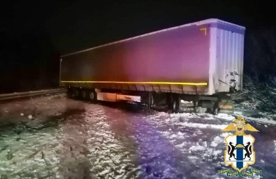 Сотрудники полиции разбираются в причинах ДТП с шестью погибшими в Болотнинском районе