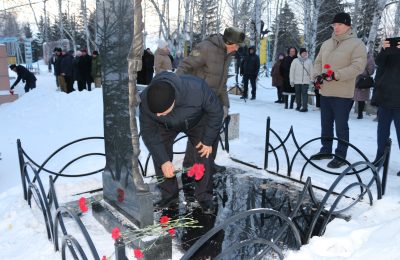 Склонили головы перед героями