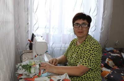 Строчит пулемётчик, строчит и швея