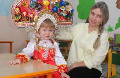 Золотым кокошником увенчана