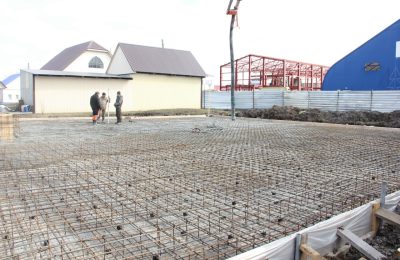 А дом строится