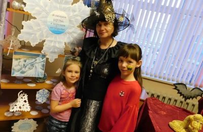 Разные эпохи с книгами и детьми
