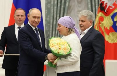 Владимир Путин вручил орден «Родительская слава» семье из Новосибирской области