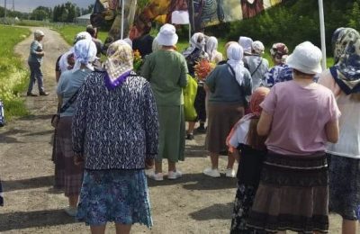 Крестный ход к месту убиения православных священнослужителей