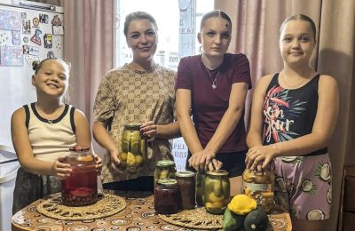 Варим и солим всей семьёй