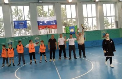Поколение на поколение: папы и дети сразились в футболе ко Дню отца