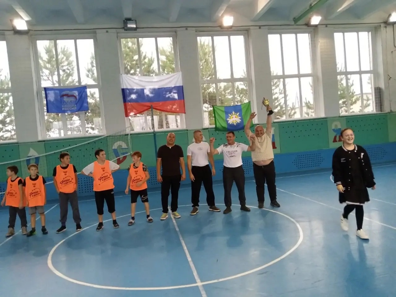 Поколение на поколение: папы и дети сразились в футболе ко Дню отца